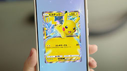 画像集 No.005のサムネイル画像 / 「Pok&#00233;mon Trading Card Game Pocket」，テレビCMを10月30日より全国でオンエア。俳優の伊藤沙莉さんがパックの開封に心を躍らす